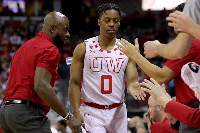 Wisconsin guard Jahcobi Neath walking to the bench (Credit: Mark Hoffman / Milwaukee Journal Sentinel / USA TODAY NETWORK)